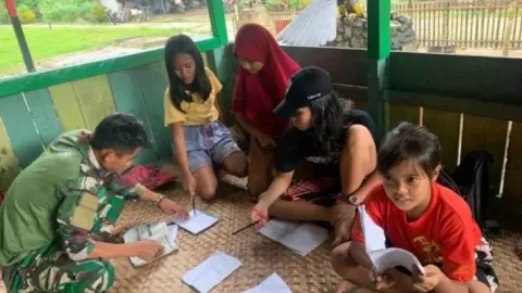 Anak-anak di Desa Nanga Bayan Dapat Bimbel dari Satgas Pamtas - GenPI.co KALBAR