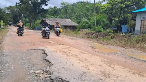 Jalan Provinsi Teluk Batang-Siduk Dipastikan Selesai Diperbaiki 2023 - GenPI.co KALBAR