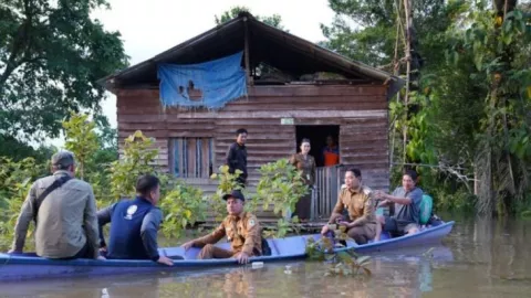 12 Kecamatan Terendam Banjir, Kades Diminta Laporkan Data Warga Terdampak - GenPI.co KALBAR