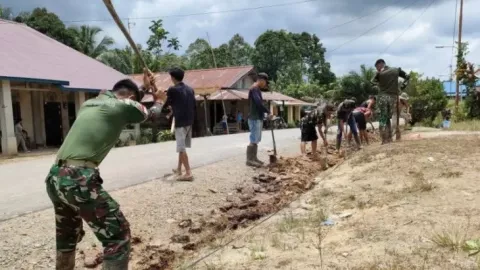 Pemasangan Pipa Air Bersih di Kecamatan Sekayam Dibantu Satgas Pamtas - GenPI.co KALBAR