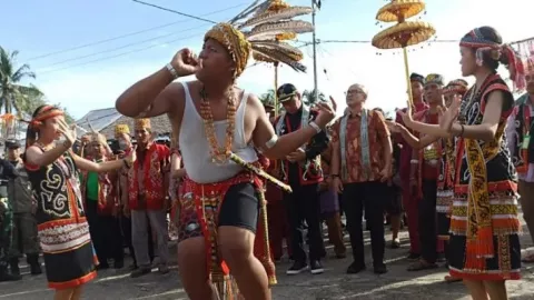 Festival Danau Sentarum Dibuka dengan Tarian Manyialo Dayak Tamambaloh - GenPI.co KALBAR