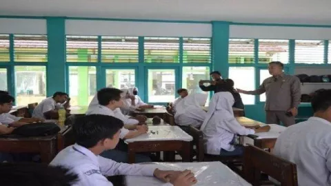 Tinjau UAS, Ketua DPRD Kubu Raya Minta Siswa Tenang Jawab Soal Ujian - GenPI.co KALBAR