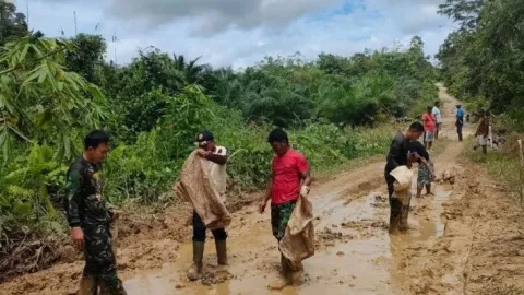 Jalan Di Perbatasan Indonesia Rusak Parah, TNI-Masyarakat Gotong Royong Perbaiki - GenPI.co KALBAR