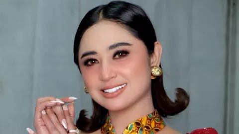 Dewi Perssik Segera Akhiri Masa Lajang Setelah Dilamar Pilot - GenPI.co KALBAR