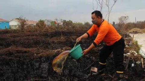 2 Hektare Lahan Terbakar di Sungai Raya Berhasil Dipadamkan Polisi-Damkar - GenPI.co KALBAR