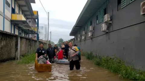 Banjir Rob Rendam Jalan Raya Singkawang-Bengkayang hingga Masuk Rumah Warga - GenPI.co KALBAR
