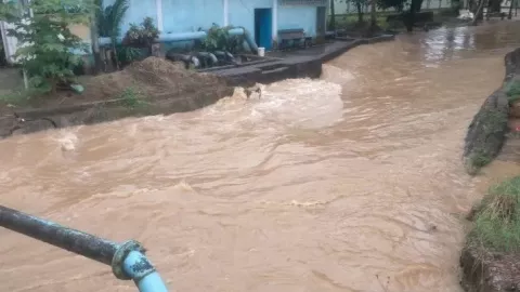 Antisipasi Banjir, Pemkot Singkawang Keruk Sungai Kulor - GenPI.co KALBAR