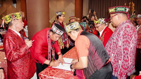 Pengurus Dewan Adat Dayak Diharap Rawat Keharmonisan Etnis di Kalbar - GenPI.co KALBAR