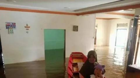 Banjir Rendam Rumah Sejak 1 Maret, Warga di Sejangkung Butuh Bantuan - GenPI.co KALBAR