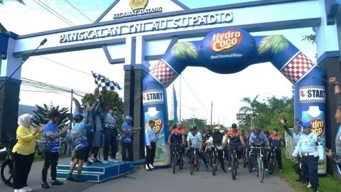 HUT ke-77 TNI AU, Ribuan Warga Kalbar Ramaikan Fun Bike di Lanud Supadio - GenPI.co KALBAR