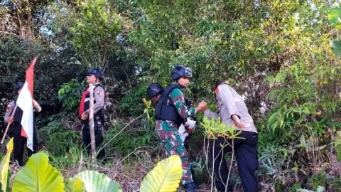 Cegah Kegiatan Ilegal, TNI-Polri Gelar Patroli di Perbatasan Indonesia - GenPI.co KALBAR