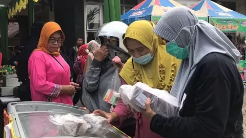 Warga Banjiri Operasi Pasar di Kecamatan Pontianak Kota - GenPI.co KALBAR