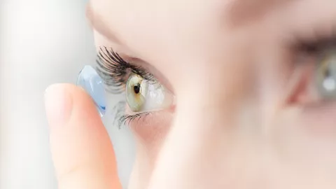 Simak 3 Tips Memakai Softlens Agar Mata Tidak Kering - GenPI.co KALBAR