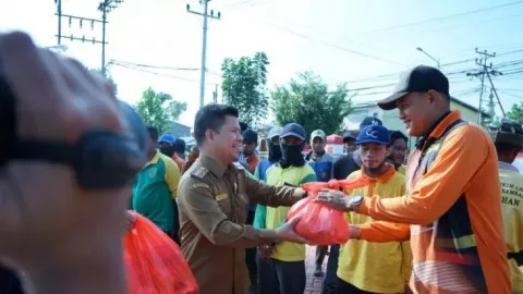 Penjaga Kebersihan Kota Sambas Dapat Paket Lebaran dari Satono - GenPI.co KALBAR