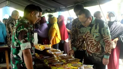 Pasar Murah Lanud Supadio, Sujiwo Pasok 500 Liter Minyak Goreng - GenPI.co KALBAR