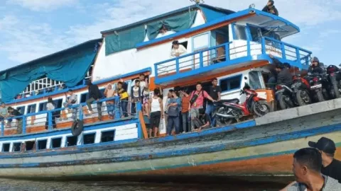 Kapal Tabrak Tebing Pasir Muara Kubu, 145 Penumpang KM Arif Jaya Dievakuasi - GenPI.co KALBAR