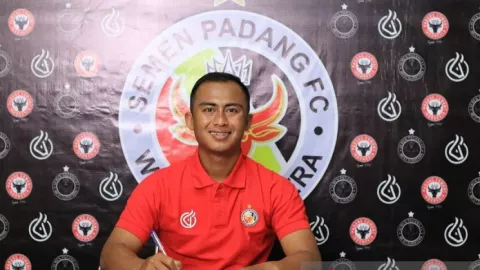 Dimas Roni Saputra, Kakak Pratama Arhan Direkrut Semen Padang FC untuk Hadapi Liga 2 - GenPI.co KALBAR