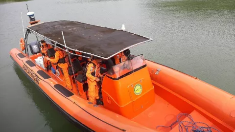 Kapal Sudah 6 Hari Tenggelam, Informasi Baru Sampai ke Tim SAR - GenPI.co KALTIM