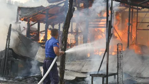 5 Rumah 3 Warung Ludes Terbakar, Berawal dari Ribut Pasutri - GenPI.co KALTIM