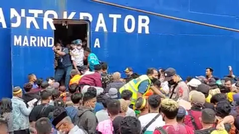 Viral Video Pemudik Berebut Masuk Kapal di Pelabuhan Samarinda - GenPI.co KALTIM
