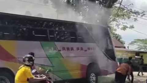 Menegangkan, Detik-detik Bus Angkut Pemudik Terbakar di Kaltim - GenPI.co KALTIM