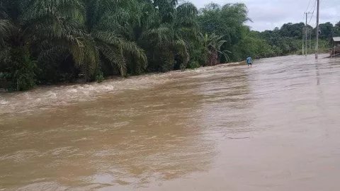 Banjir Hari Keempat di Kukar, Bantuan Pemerintah Belum Datang - GenPI.co KALTIM