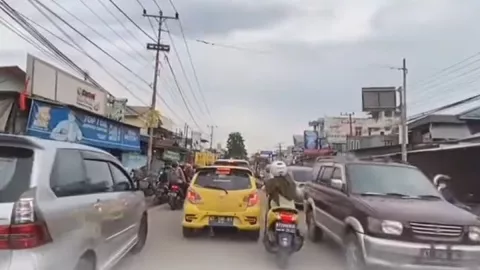 Video Viral Ibu-Ibu Kawal Ambulans, Polresta Samarinda: Menyalahi Aturan - GenPI.co KALTIM