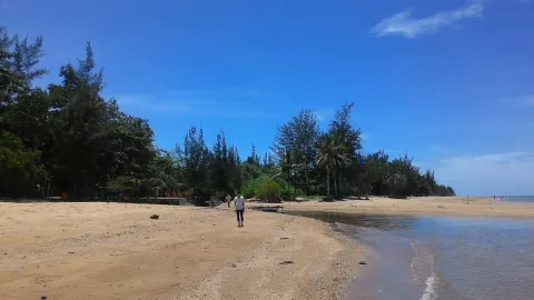 Menikmati Senja di Pantai Manggar Balikpapan, Aduhai Syahdu - GenPI.co KALTIM