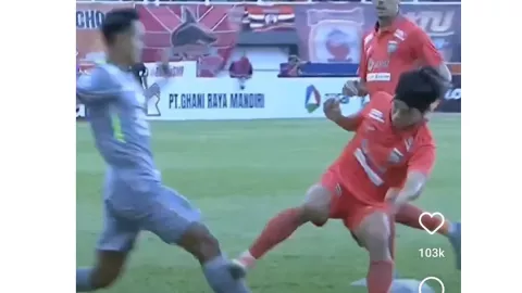 Gelandang Borneo FC Tekel Brutal Pemain Persebaya, Si Bintang Timnas Bisa Hancur - GenPI.co KALTIM