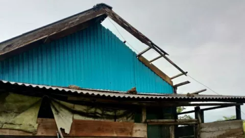 50 Rumah di Penajam Paser Utara Rusak Diterjang Puting Beliung, Ya Ampun! - GenPI.co KALTIM