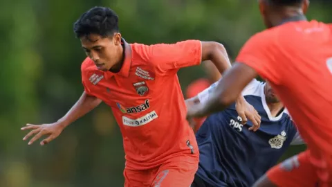 Ikhsan Nul Siap Hadapi Persaingan Ketat Lini Tengah Borneo FC - GenPI.co KALTIM
