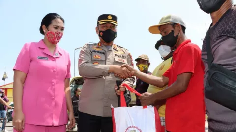 Kapolresta Tanjung Pinang Bagikan Titipan Presiden, Warga Bahagia - GenPI.co KEPRI
