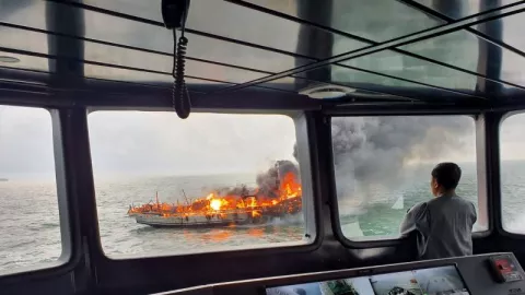 Kapal Barang Kelontong Terbakar di Karimun, Satu Orang Meninggal - GenPI.co KEPRI