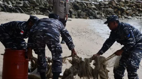 Kecelakaan Kapal di Karimun Sisakan Limbah, TNI AL Langsung Gerak - GenPI.co KEPRI