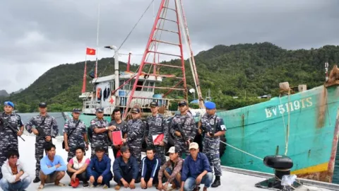 TNI AL Tangkap Kapal Ikan Vietnam di Laut Natuna Utara - GenPI.co KEPRI