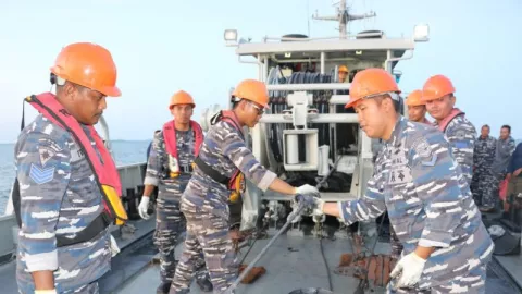 TNI AL Ledakkan Ranjau Laut di Selat Riau Kepri - GenPI.co KEPRI