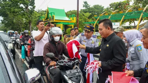 Gubernur Ansar Turun ke Jalan Bagikan Bendera, Gratis! - GenPI.co KEPRI