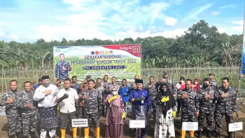 TNI AL Ajak Masyarakat Tanjungpinang Tanam Sorgum - GenPI.co KEPRI