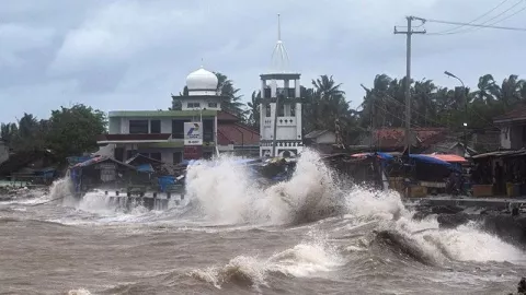 Aktivitas Laut Harap Waspada, Gelombang Tinggi di 2 Wilayah Kepri - GenPI.co KEPRI