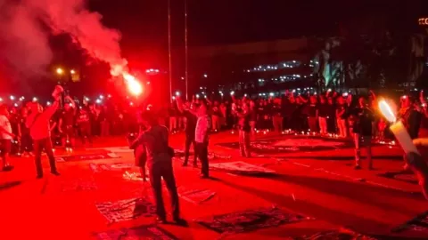 1.000 Lilin untuk Tragedi Kanjuruhan, Suporter Bola Batam Berduka - GenPI.co KEPRI
