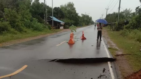 Hujan Deras, Jalan di Pulau Penyangga Batam Amblas 2 Meter - GenPI.co KEPRI