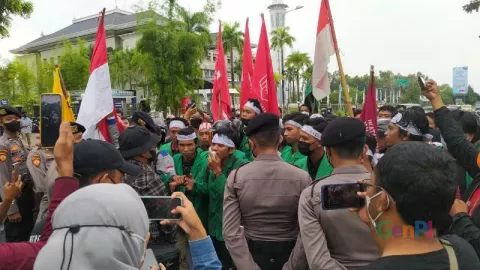 Demo Mahasiswa di Batam Diwarnai Bentrok dengan Polisi - GenPI.co KEPRI