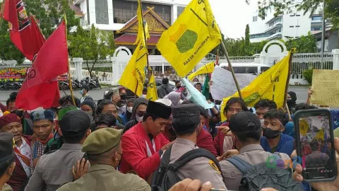 Kelompok Cipayung Plus Batam Demo, Kecewa Tak Ketemu Pejabat - GenPI.co KEPRI