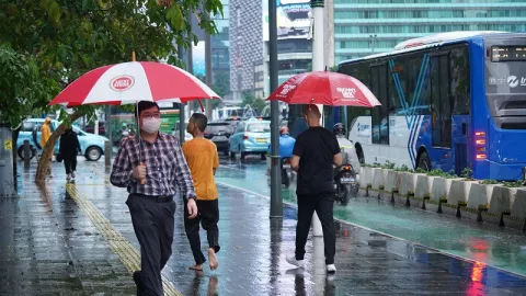 Warga Kepri Harap Sedia Payung, Potensi Hujan Masih Ada - GenPI.co KEPRI
