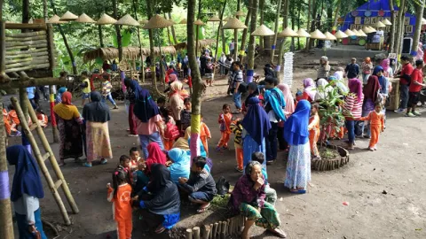 Panjat Pinang Mendatar, Permainan Baru di Pasar Pancingan - GenPI.co