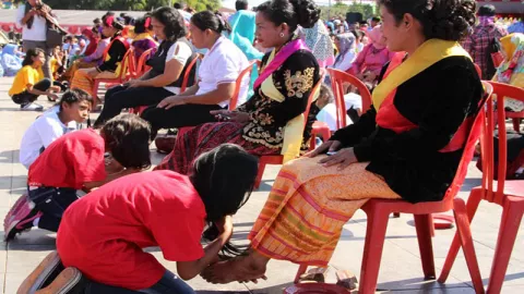 Cuci Kaki Ibu di Teluk Jailolo - GenPI.co