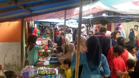 Ramainya Pasar Pabukoan Batusangkar - GenPI.co