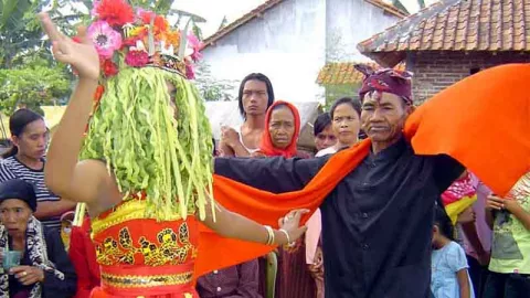 Menpar Borong 100 Kembang Dermo di Seblang Olehsari - GenPI.co