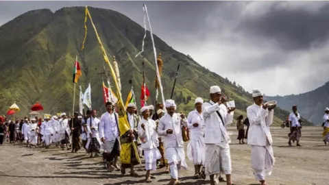 Yuk, Larut dalam Yadnya Kasada Tengger Bromo - GenPI.co