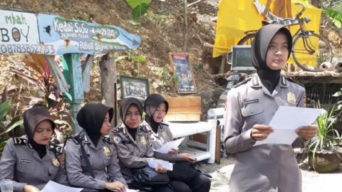 Di Kampung Edukasi Watu Lumbung, Ada Polwan Baca Puisi - GenPI.co